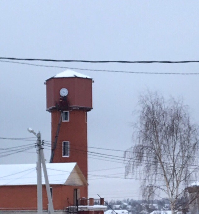 Метровые часы установили на башне в поселке Колюбакино