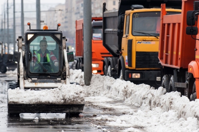 Дорожные службы Подмосковья ликвидируют последствия снегопада в усиленном режиме