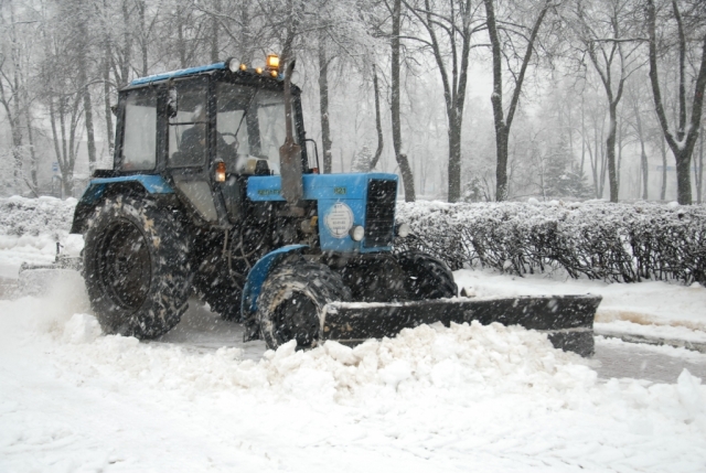 Снег в Подмосковье убирают почти 5 тысяч сотрудников коммунальных служб