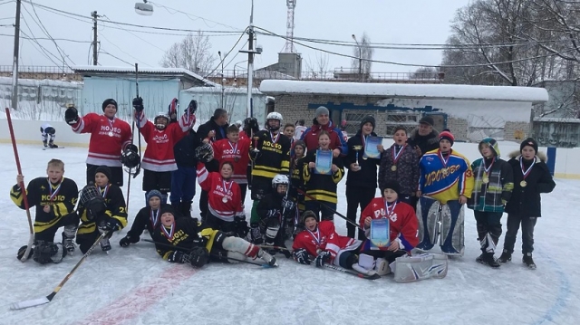 Победителей рождественского турнира по хоккею наградили в Рузском округе - РИАМО