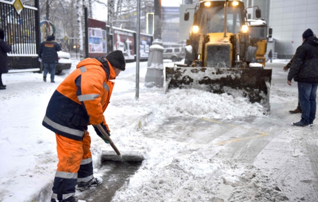 Дорожные службы Подмосковья перешли на усиленный режим работы из-за снегопада