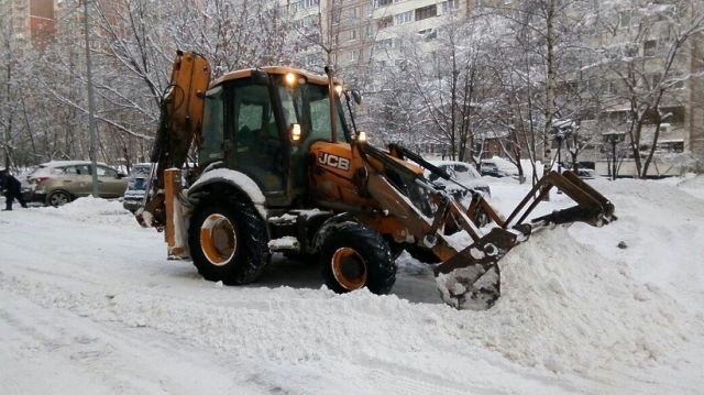 Более 600 единиц техники борются с последствиями снегопада в Подмосковье