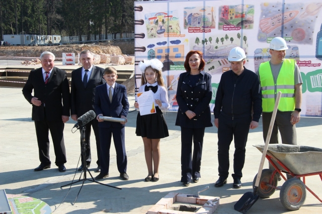 Капсула памяти заложена в основание новой школы в Тучково