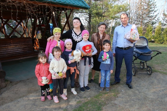 От главы Рузского округа Татьяны Витушевой многодетные семьи получили гостинцы к Пасхе