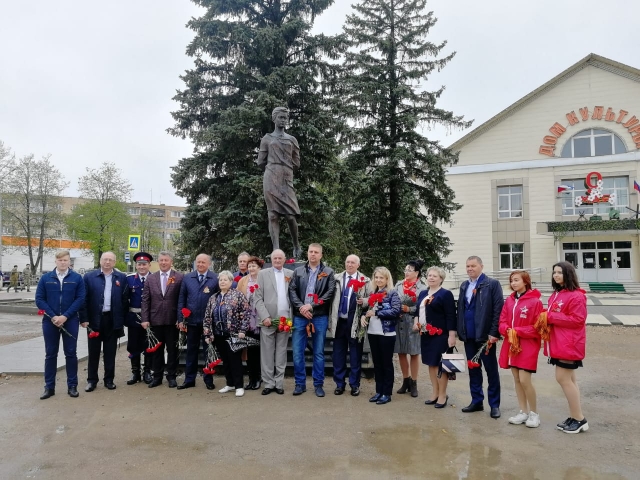 В Рузском округе праздничные мероприятия начались с возложения цветов к памятнику Зое Космодемьянской