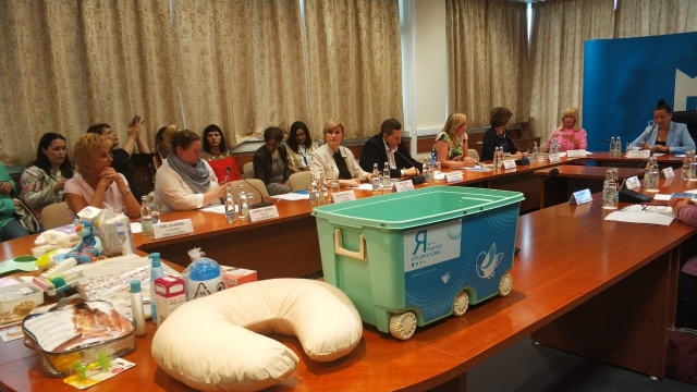 Набор для новорожденных презентовали на заседании круглого стола Общественной палаты Московской области