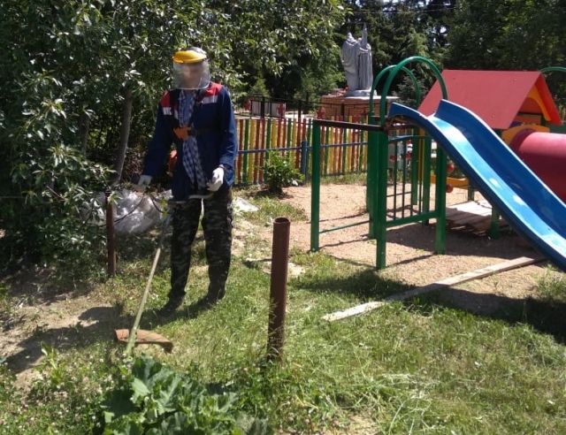 В Рузском округе косили траву, убирали мусор и приводили в порядок детские площадки
