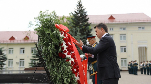 Андрей Воробьев и Сергей Меликов возложили венки к памятнику воинам ОДОН 