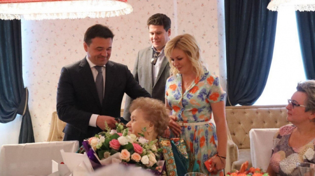 Андрей Воробьев и Денис Мацуев поздравили жительницу Клина с 90-летием