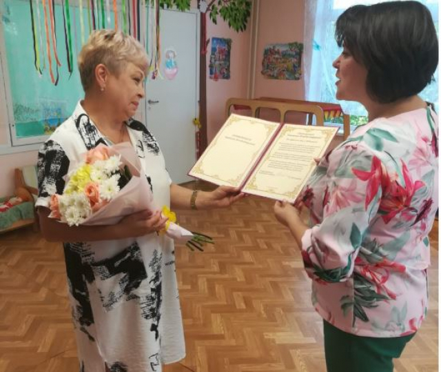 Воспитателя в Рузском округе поздравили с юбилеем