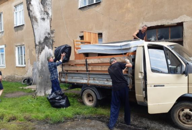 Жильцам аварийного дома в Дорохово помогают с переездом