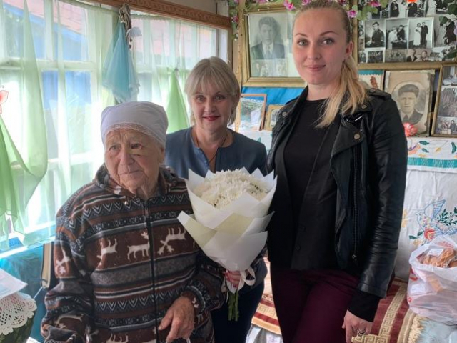 Подарок и цветы вручили 90-летней жительнице Рузского округа