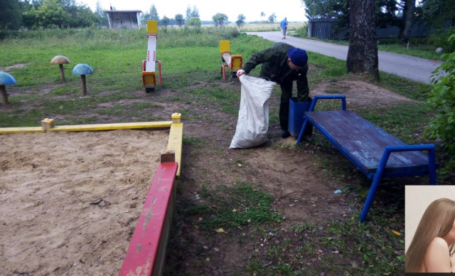 В Рузском округе убирают мусор на детских площадках
