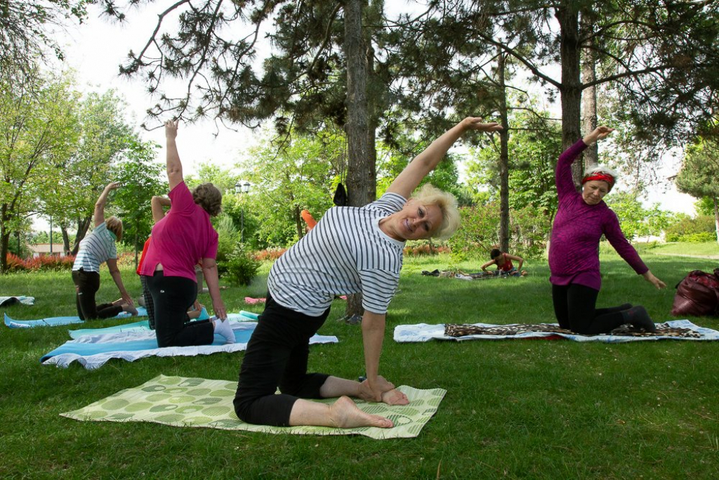 Долголетие йога. Занятия на свежем воздухе. Йога для старшего возраста. Площадка для йоги в парке. Йога бабушка.