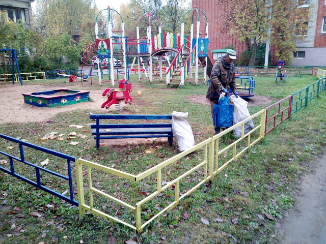 В Рузском округе наводили чистоту на детских и контейнерных площадках
