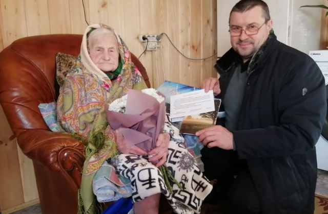 Жительницу Тучково поздравили с 95-летием