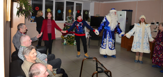 Дед Мороз и Снегурочка поздравили пациентов Грибцовской больницы