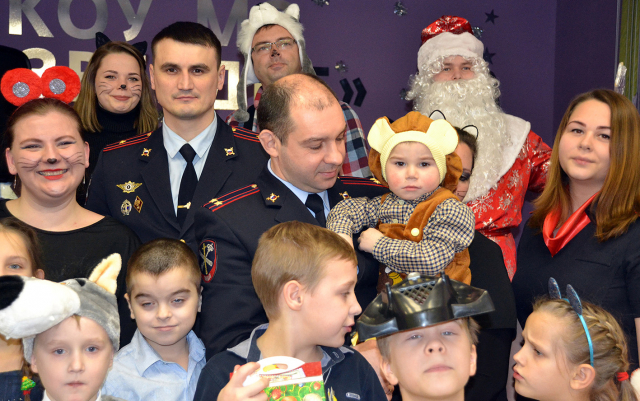 Рузские полицейские вручили подарки воспитанникам «Созвездия»