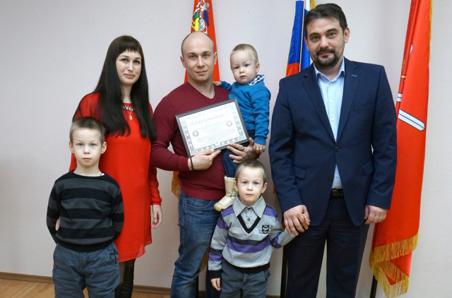 Молодым семьям Рузского округа вручили сертификаты на получение выплаты для улучшения жилищных условий