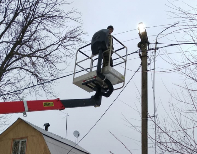 В Рузском округе меняли лампы в уличных фонарях