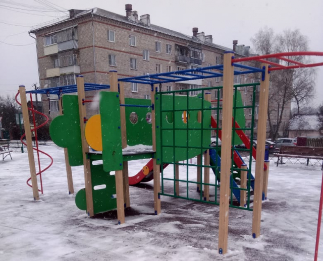 В Рузском округе наводят чистоту на детских площадках