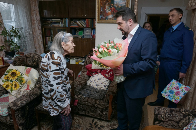 Женщинам-ветеранам Рузского округа вручили цветы и подарки