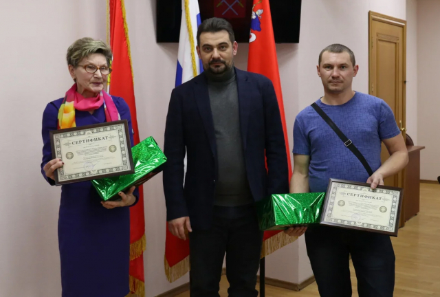В Рузском округе вынужденным переселенцам вручили сертификаты на приобретение жилья
