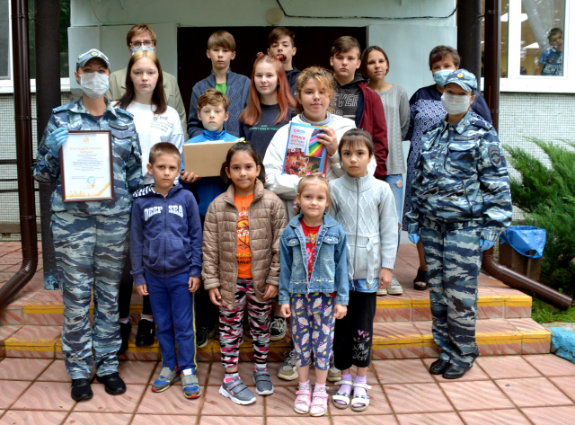 Полицейские-кинологи провели благотворительную акцию для воспитанников центра «Астарта»