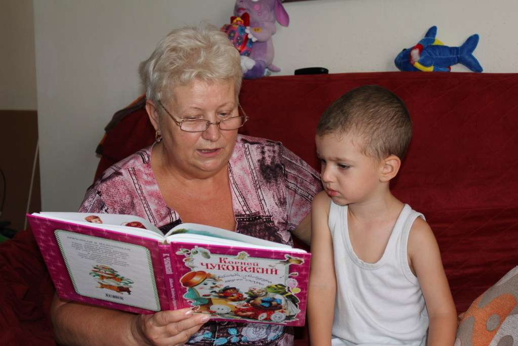 Внучок читать рассказ. Чтение с бабушкой. Бабушка читает. Бабушка и внук. Чтение бабушка и внучка.