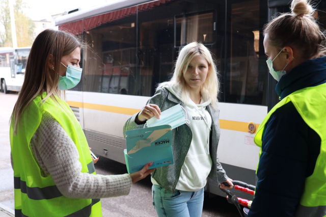 Волонтеры в Рузском округе напоминают пассажирам о необходимости ношения масок 