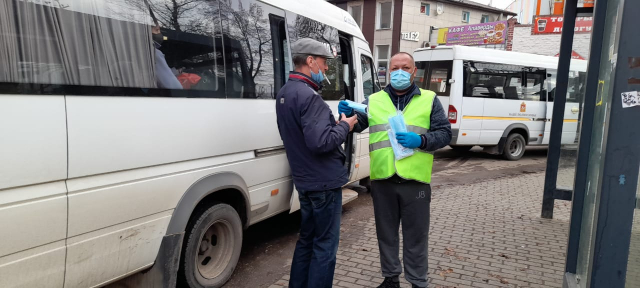 В Рузском округе волонтеры проверяют наличие масок у пассажиров