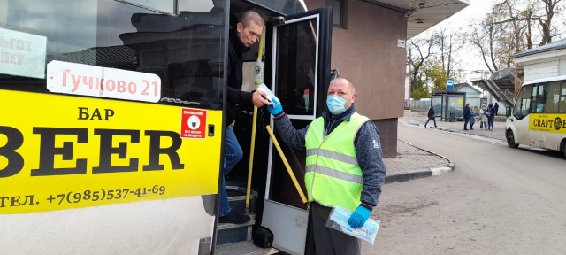 В Рузском округе волонтеры продолжают проверять наличие масок у пассажиров