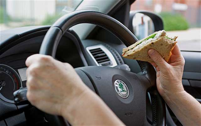 Госавтоинспекторы предупреждают водителей о недопустимости принятия пищи за рулем