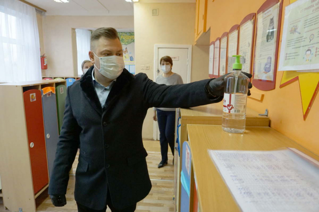 Юрий Пеняев проверил соблюдение противоэпидемических мер в нестеровском детском саду