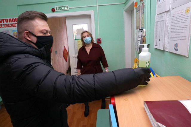 Юрий Пеняев проверил соблюдение противоэпидемических правил в нововолковском детсаду