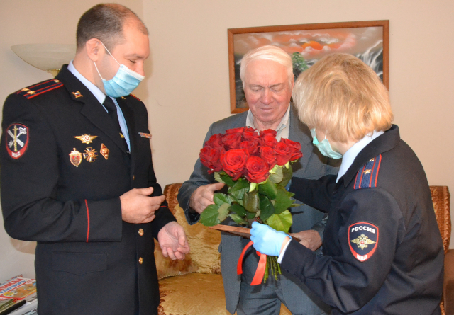 Сотрудники рузской полиции поздравили ветерана 