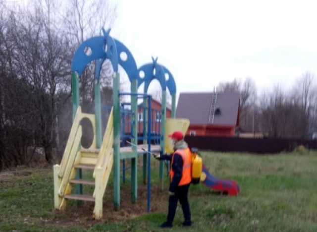 В Рузском округе ремонтируют и дезинфицируют детские площадки