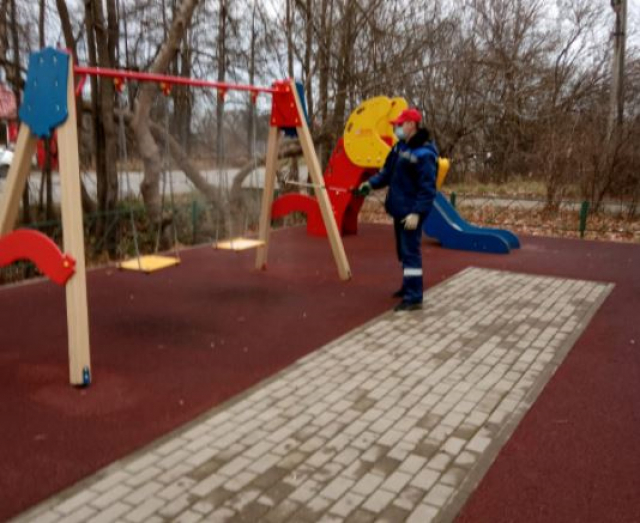 В Рузском округе наводят порядок на детских площадках