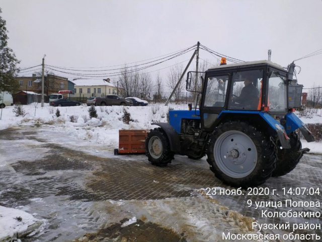 В Рузском округе убирают снег и посыпают общественные территории