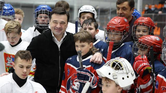 Андрей Воробьев поздравил юных спортсменов с Всероссийским днем хоккея