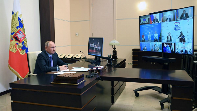 Глава государства вместе с активистами волонтерских центров партии принял участие в Социальном онлайн-форуме «Единой России»