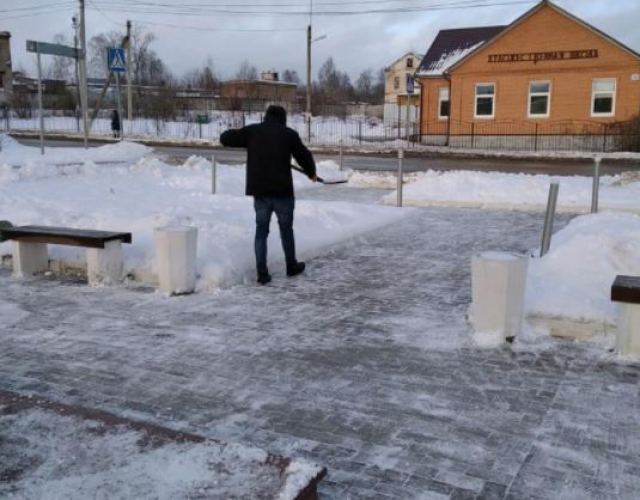 В Рузском округе убирают снег и посыпают общественные территории