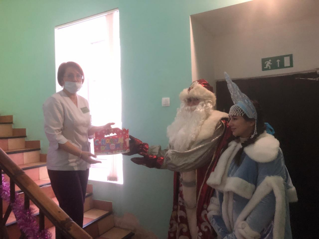 Волонтеры передали детям новогодние подарки