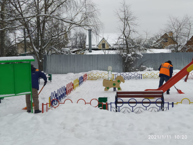 В Рузском округе убирали снег на детских площадках