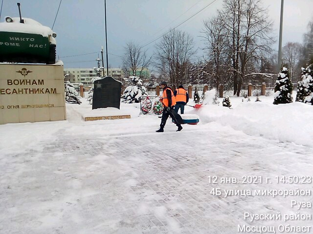 В Рузском округе убирают снег и обрабатывают общественные территории