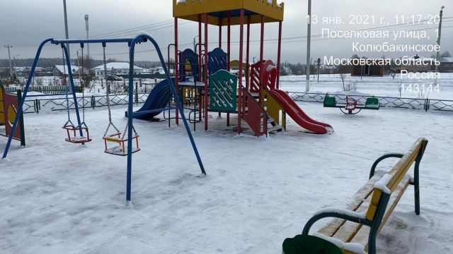 В Рузском округе убирают снег на детских площадках