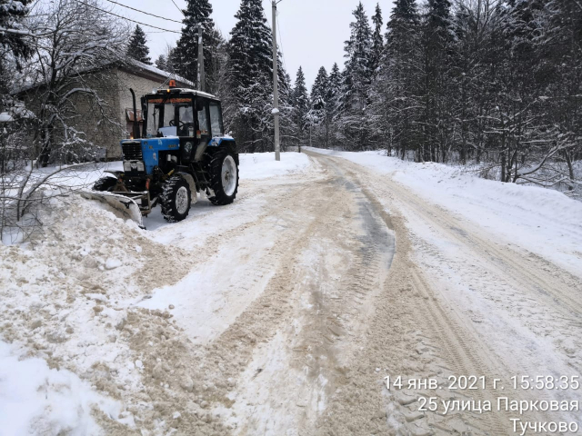 В Рузском округе убирают снег на дорогах и общественных территориях