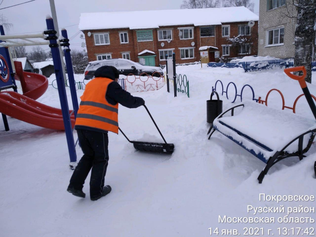 В Рузском округе чистили детские площадки
