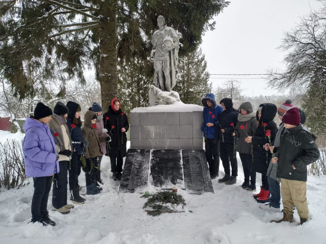 Кожинские ученики почтили память освободителей поселка