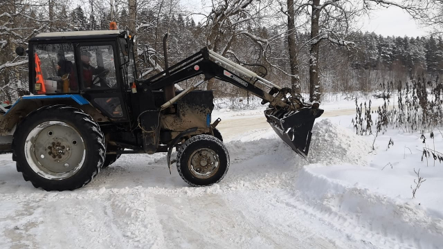 В Рузском округе продолжают очищать от снега населенные пункты